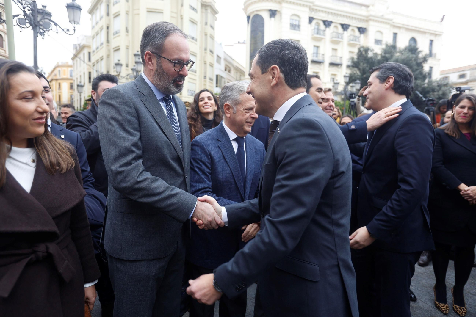 Juanma Moreno inaugura el monumento homenaje al Día de la Bandera de Andalucía en Córdoba, en imágenes