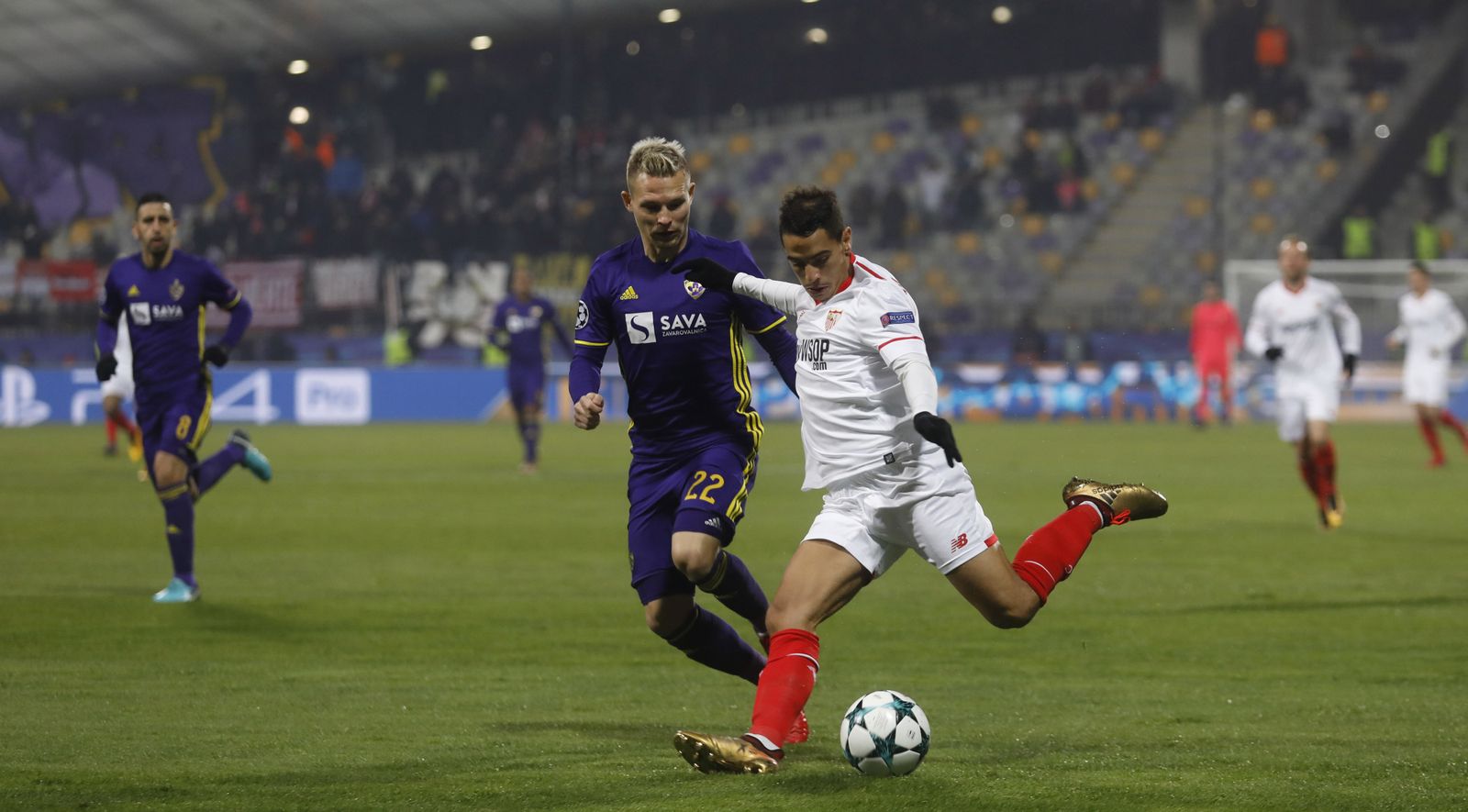 Ben Yedder se dispone a golpear la pelota ante el acoso del lateral derecho Milec.