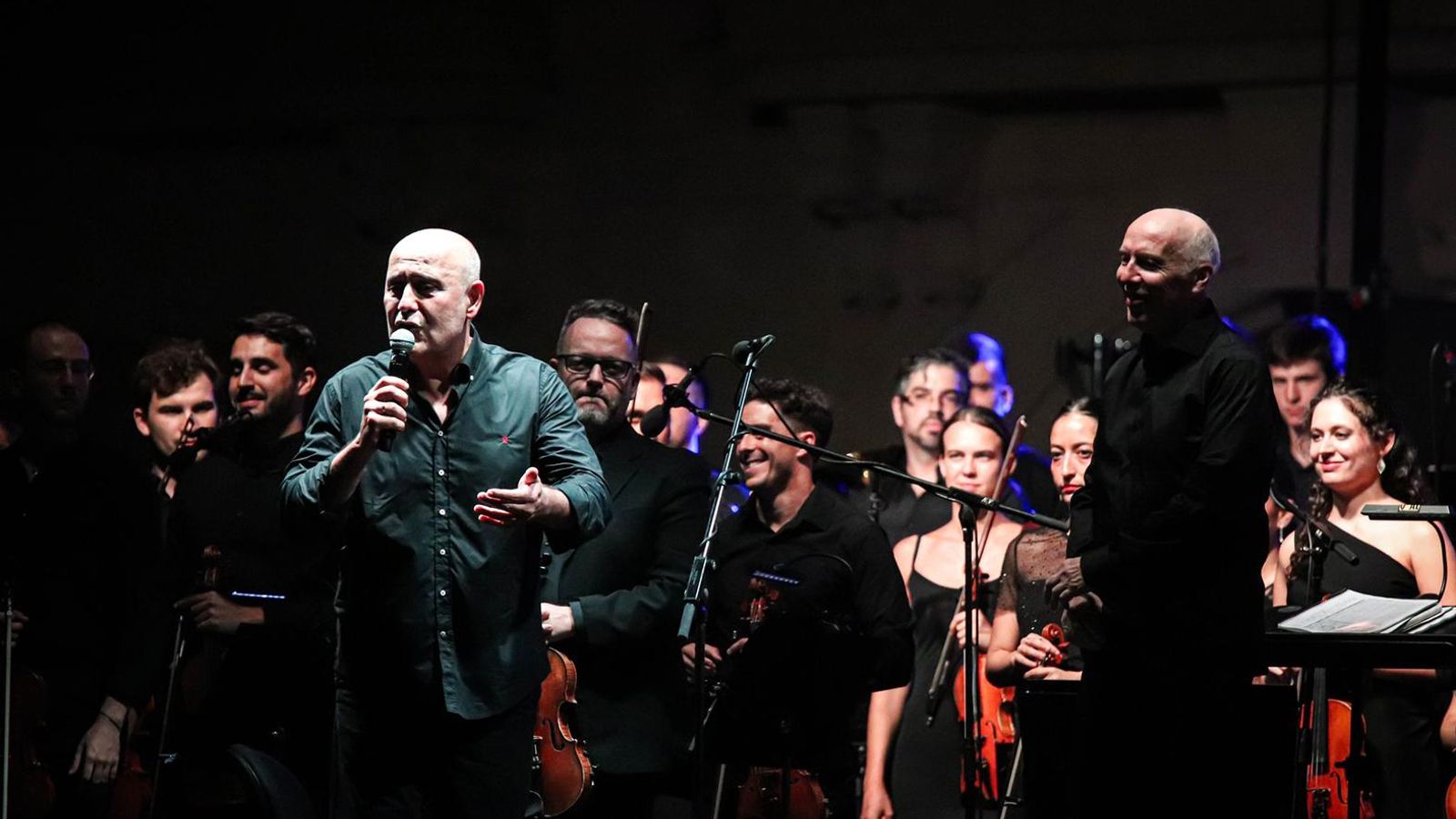 El locutor y veterinario Carlos Rodríguez junto a Michael Thomas.