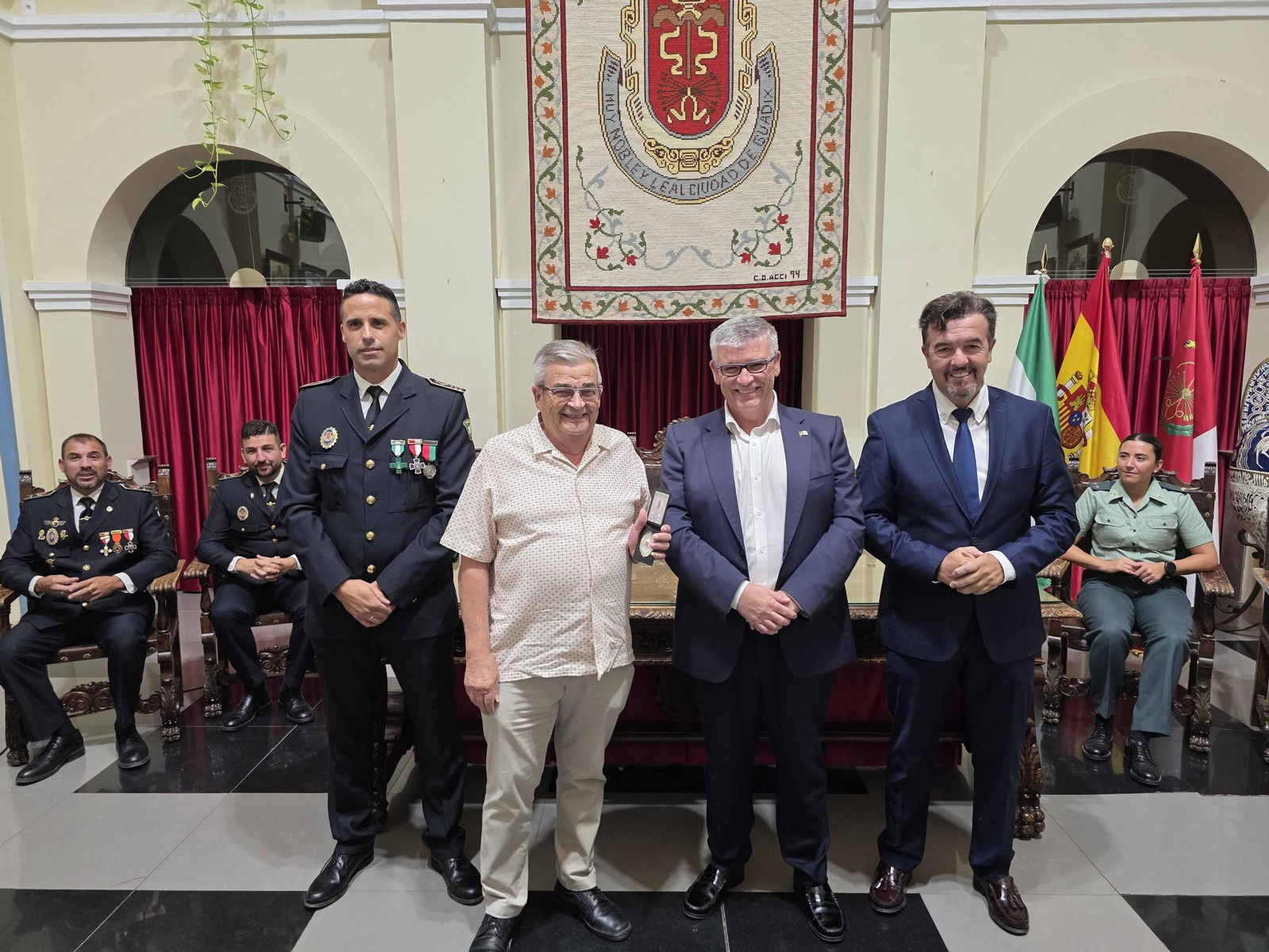 Fotos: La Policía Local de Guadix celebra la festividad de su patrón y reconoce a los agentes jubilados