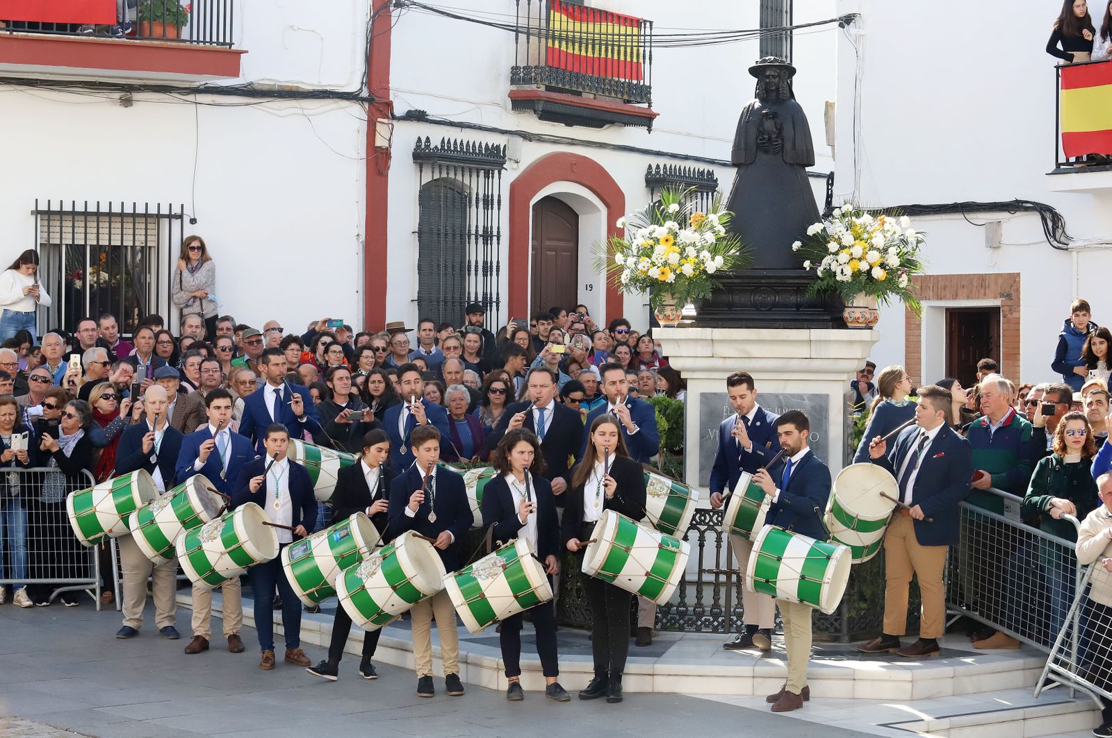Imágenes de Don Felipe y Doña Letizia arropados por el cariño de los almonteños