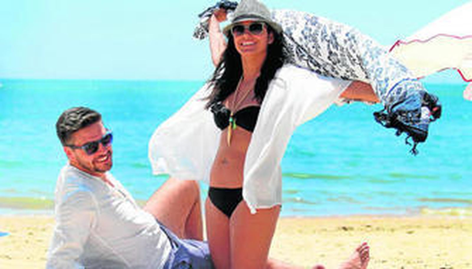 Dos jóvenes protegen sus ojos con las gafas de sol de moda de este verano.