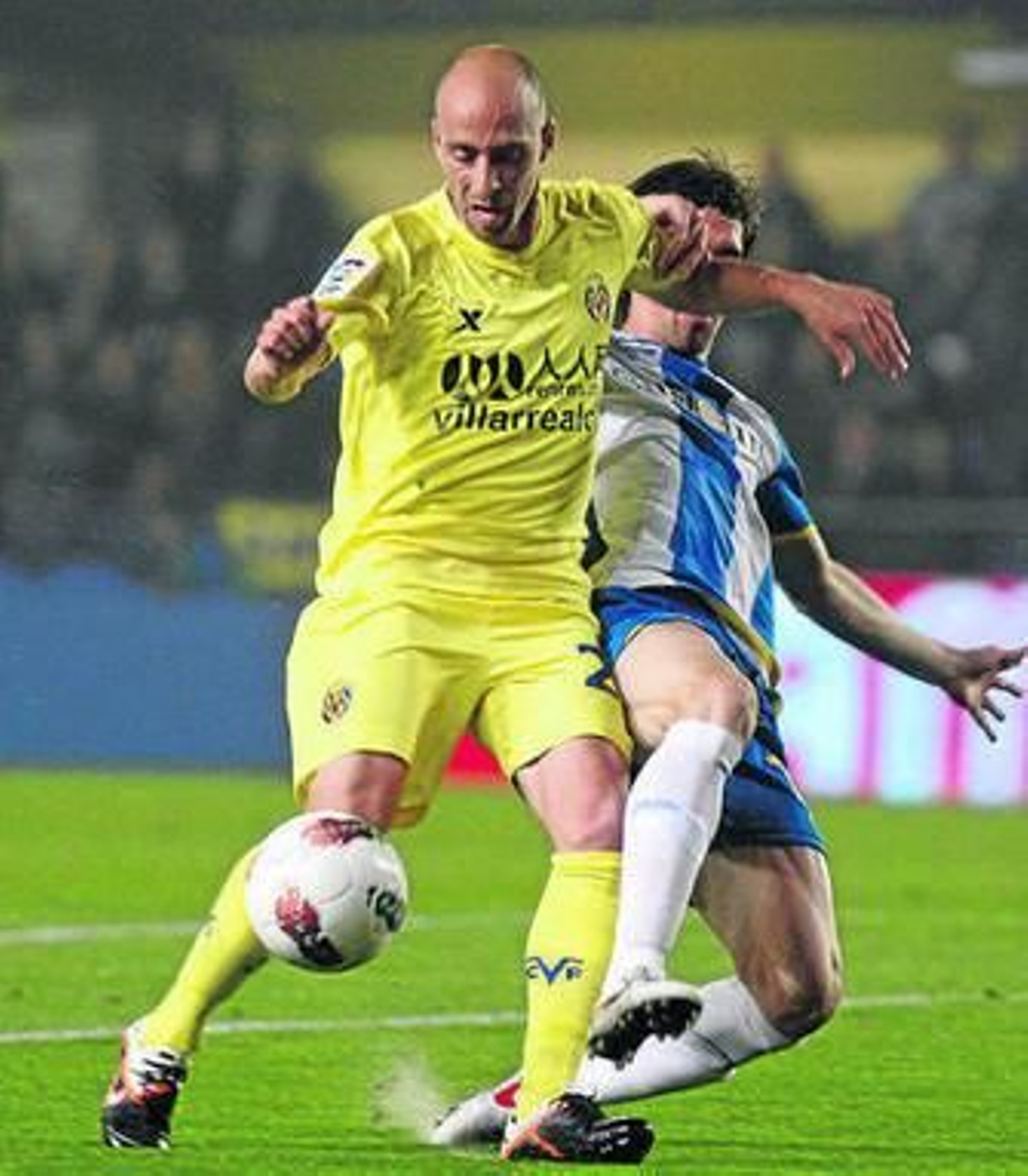 Borja Valero intenta rematar frente a la oposición de Diego Forlín.
