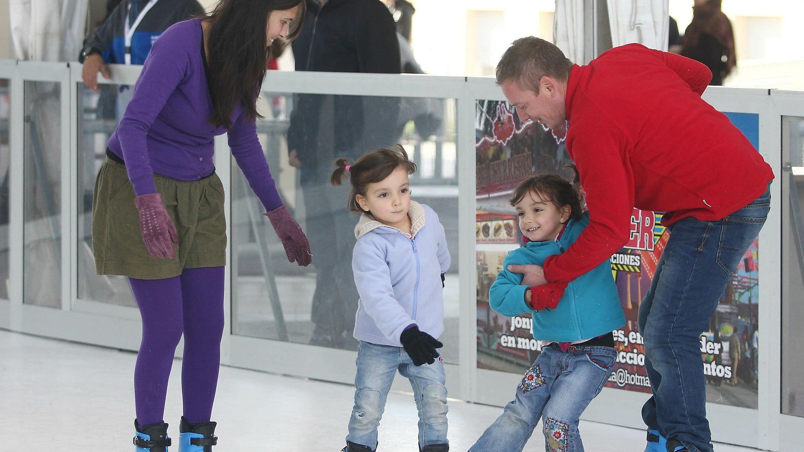 Imagen de archivo de una familia en una pista de hielo, en Sevilla.