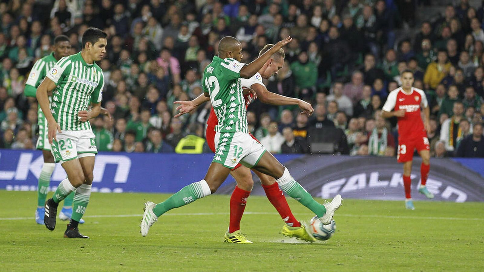 De Jong empala ante Sidnei con la zurda el balón para hacer inapelable el 1-2.