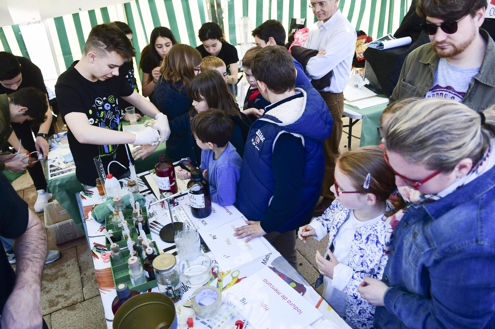 Un joven hace una demostración a varios asistentes.