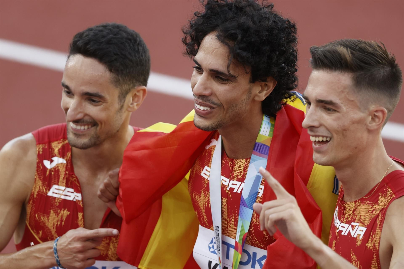 Mo Katir, en el centro con su medalla, junto a Ignacio Fontes y Mario García Romo.