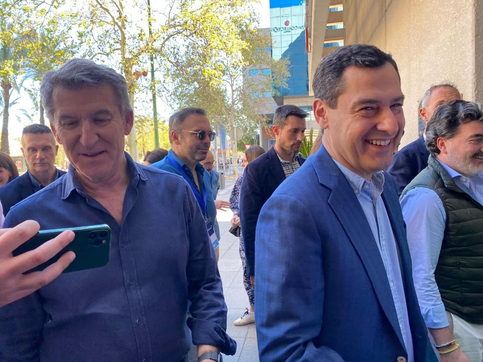 Alberto Núñez Feijóo junto a Juanma Moreno en un acto en Sevilla.