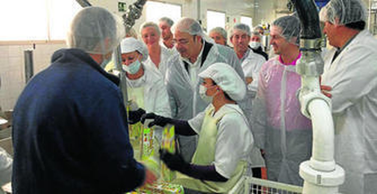 Los populares visitaron ayer la fábrica de helados Nordwik en Churriana de la Vega.