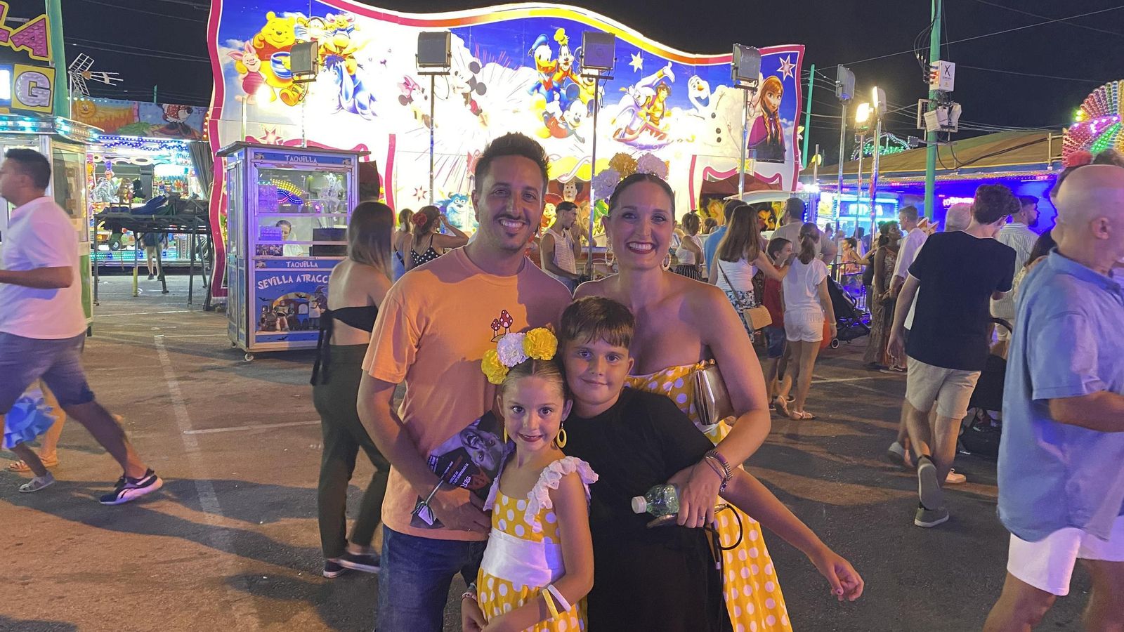 Familia disfrutando de la Feria de Málaga Familia disfrutando de la Feria de Málaga