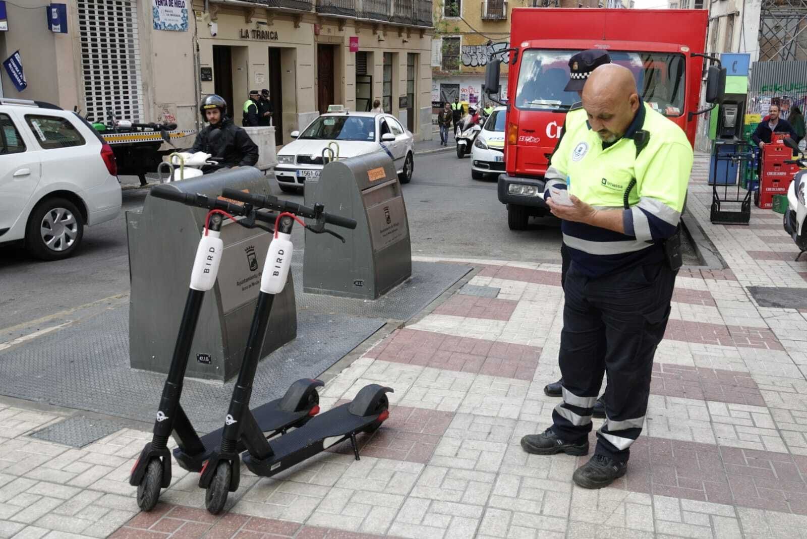 Las fotos de la retirada de patinetes eléctricos mal aparcados en Málaga