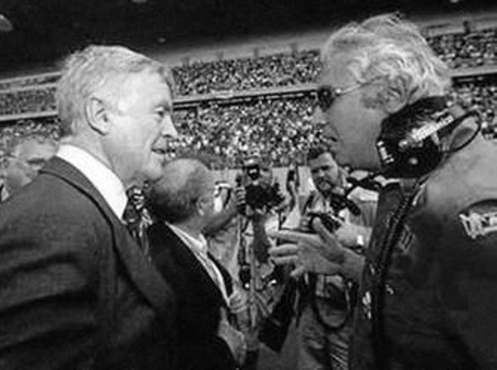 Max Mosley, ex presidente de la FIA, y Flavio Briatore durante un gran premio.