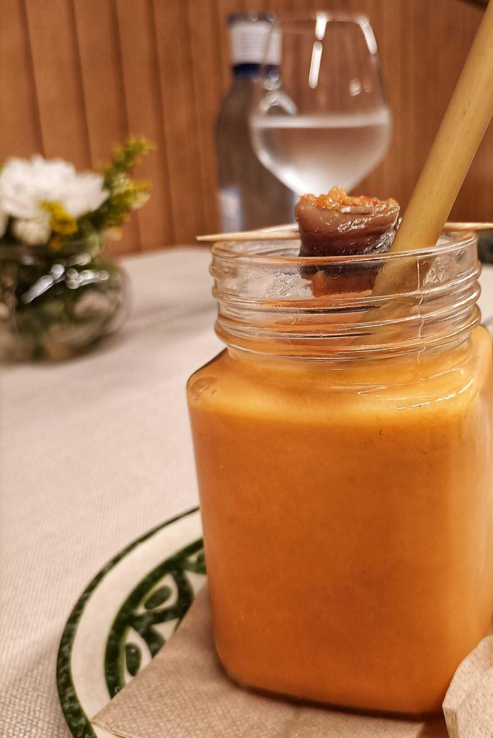 Gazpacho tradicional andaluz con anchoa y su picada Gazpacho tradicional andaluz con anchoa y su picada