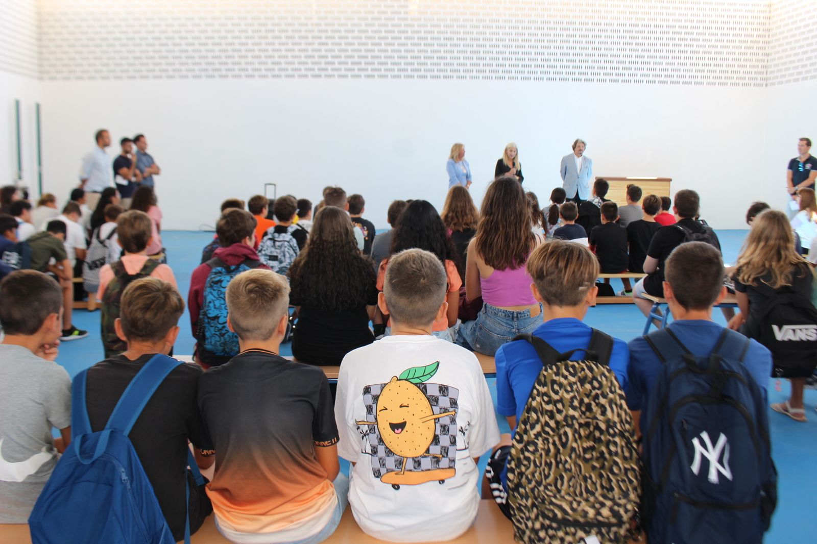 La consejera de Desarrollo Educativo inaugura el curso escolar en el nuevo instituto de San Pedro.