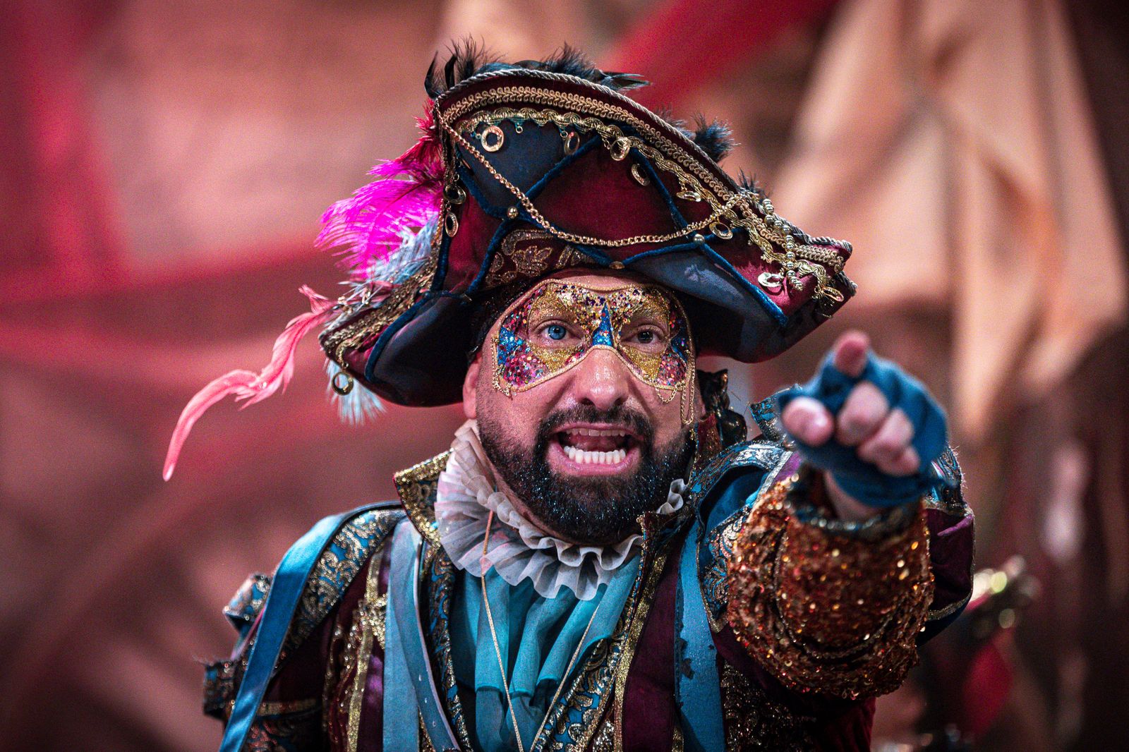 Jona Pérez en un momento de la actuación de su comparsa 'El manicomio'.