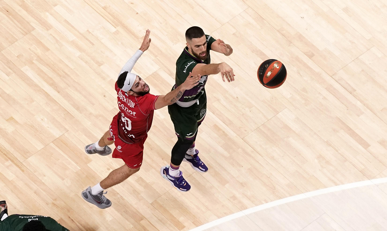 Francis Alonso lanza a canasta en el Carpena frente al Obradoiro.