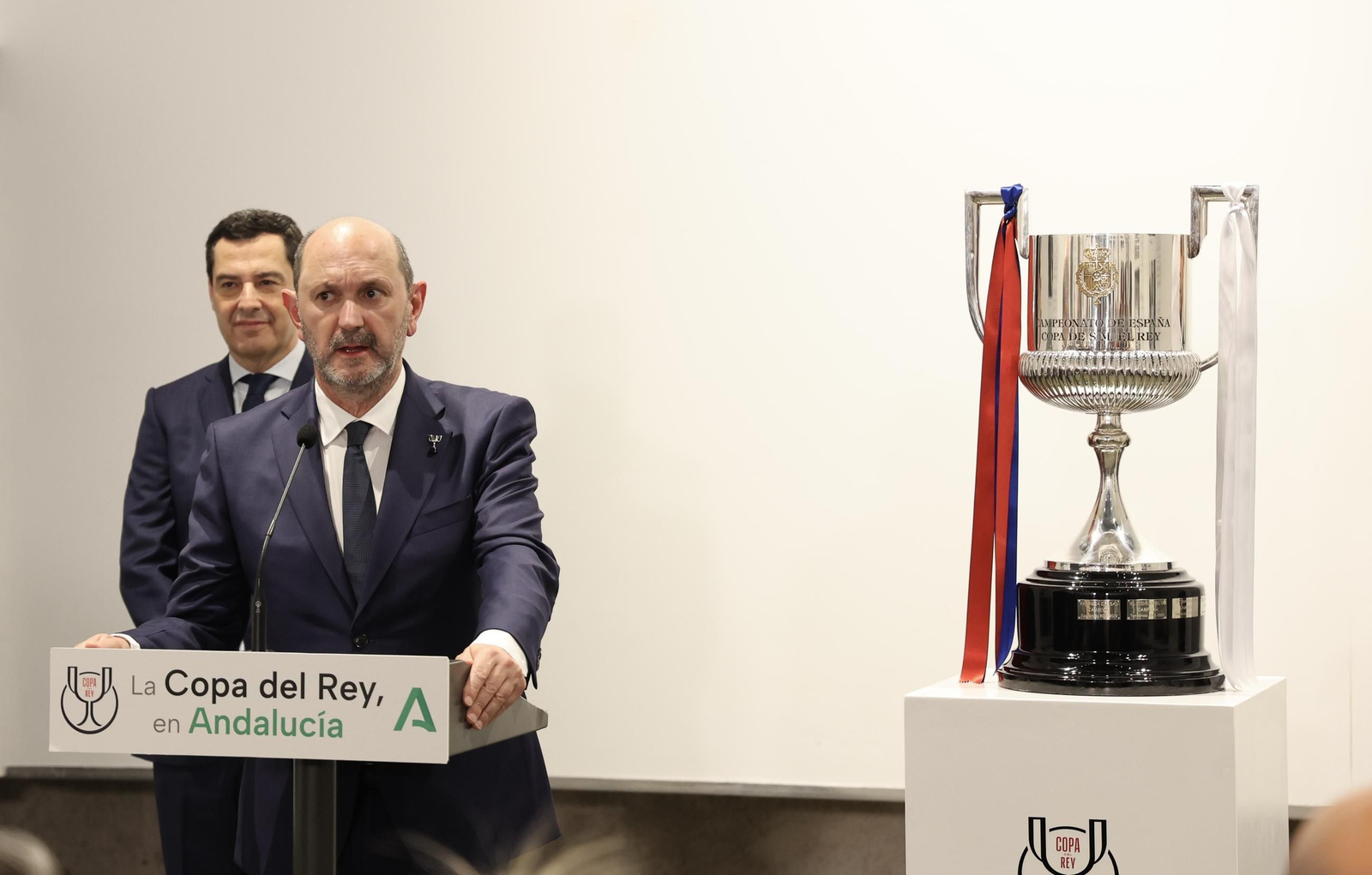 El presidente de la Junta de Andalucía recibe la Copa del Rey e inaugura la exposición "Los reyes de la Copa"