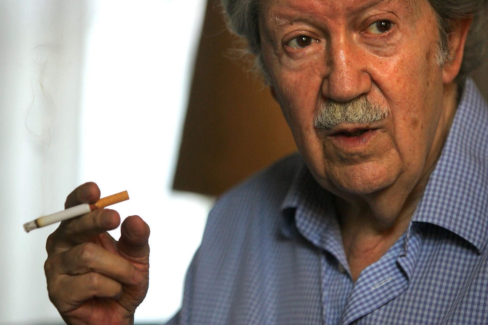 Manuel Alcántara, fotografiado en su casa de Rincón de la Victoria en 2005.