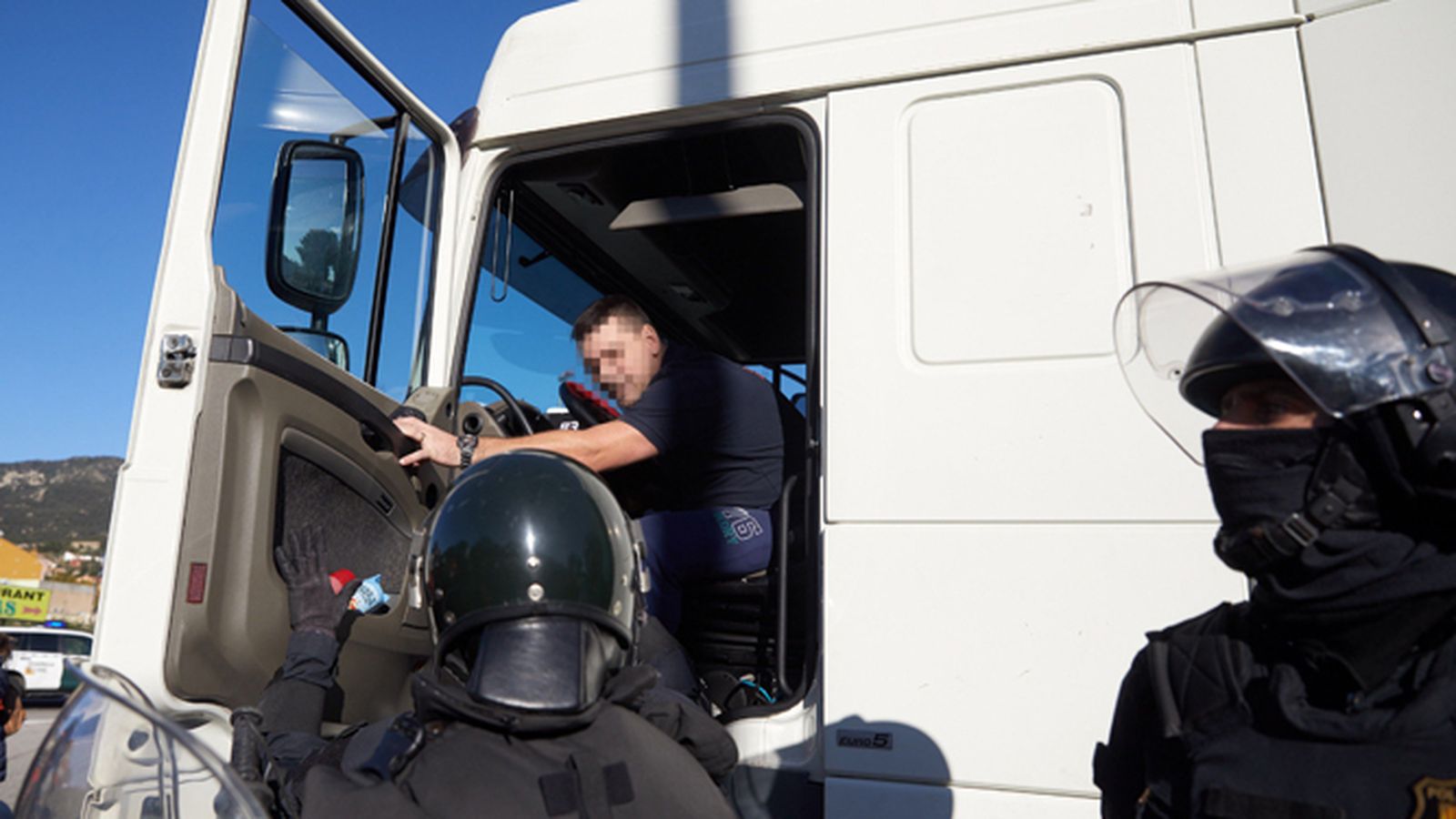 Momento en el que agentes de los Mossos d'Esquadra detienen al conductor.