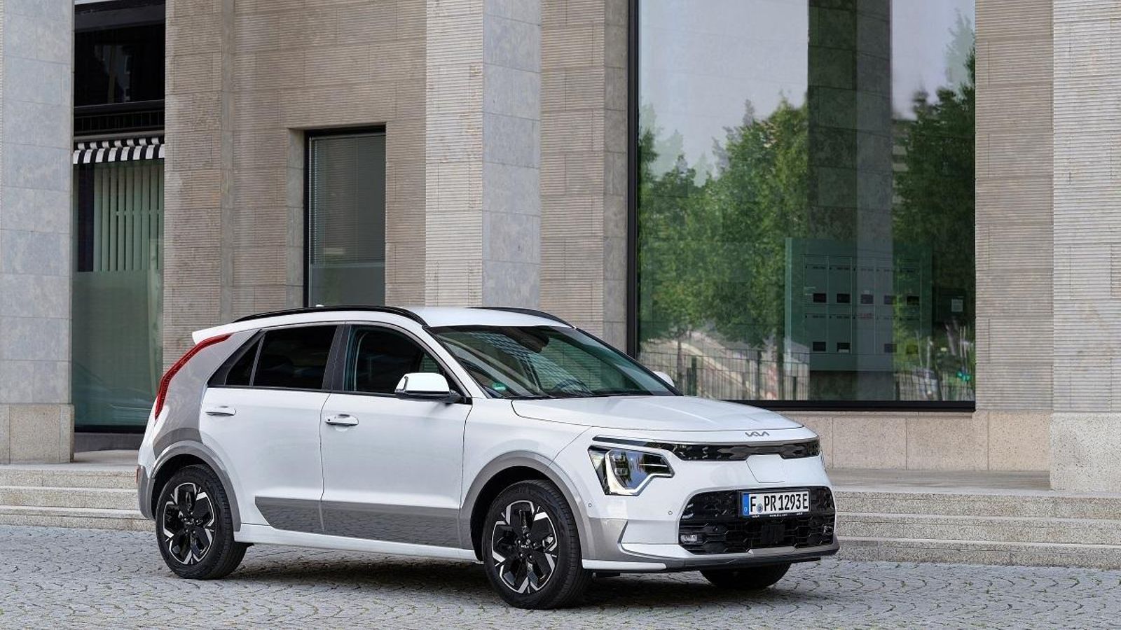 Entre los coches excluidos en la lista ofrecida por el ministerio de Industria francés está el e-Niro, para el que su importador ofrece una compensación a los clientes: el "bono eléctrico Kia de 5.000 euros".