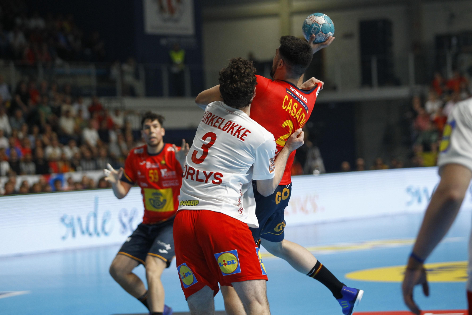 Imágenes del España-Dinamarca de la EHF Euro Cup de balonmano, en Almería
