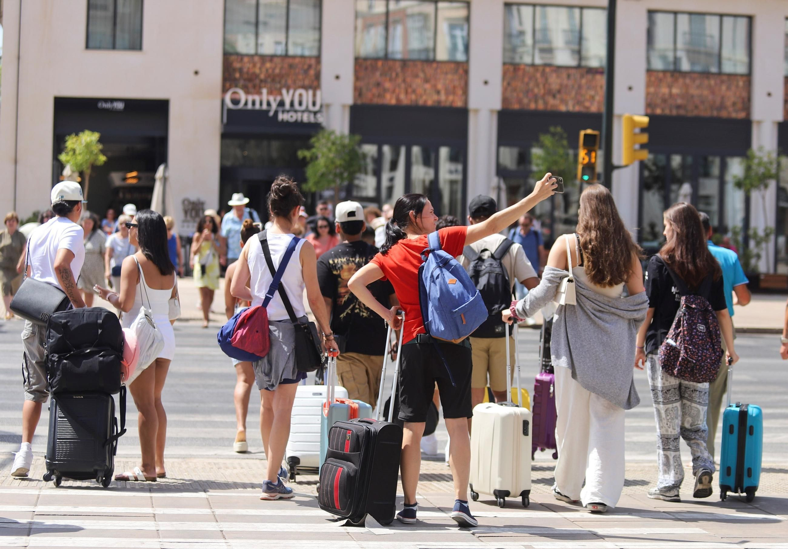 Turistas con maletas en el centro de Málaga.