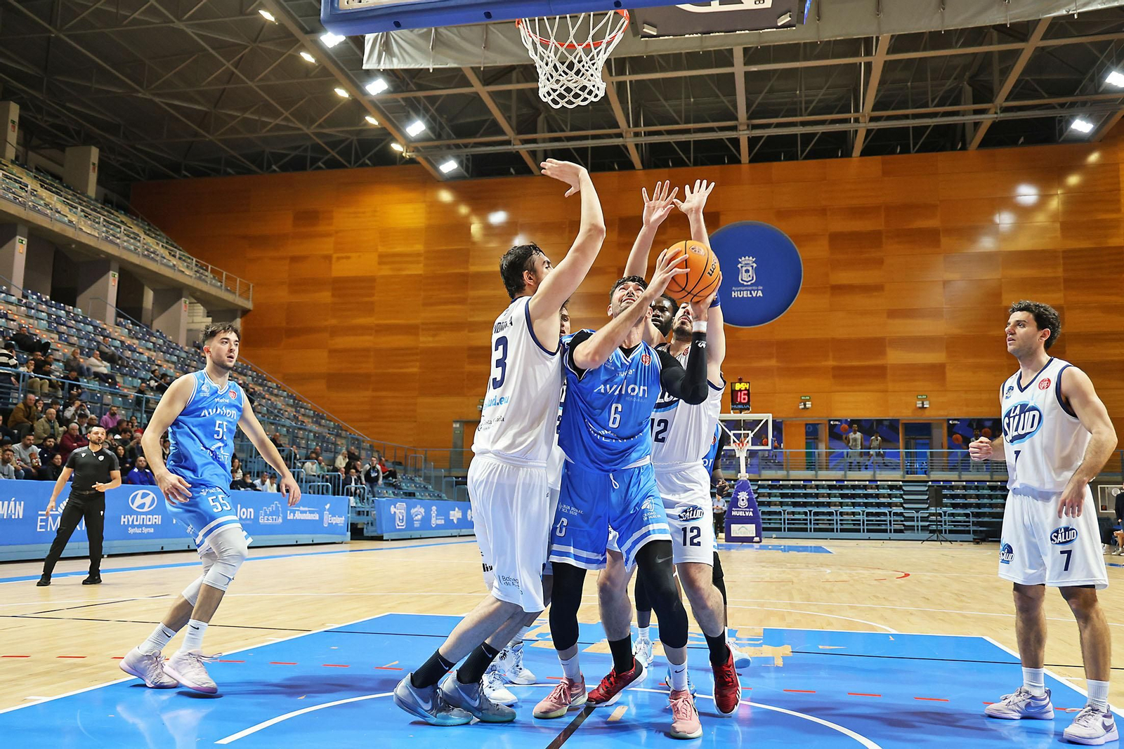 Imágenes del partido de baloncesto entre el Ciudad de Huelva y La Salud Archena