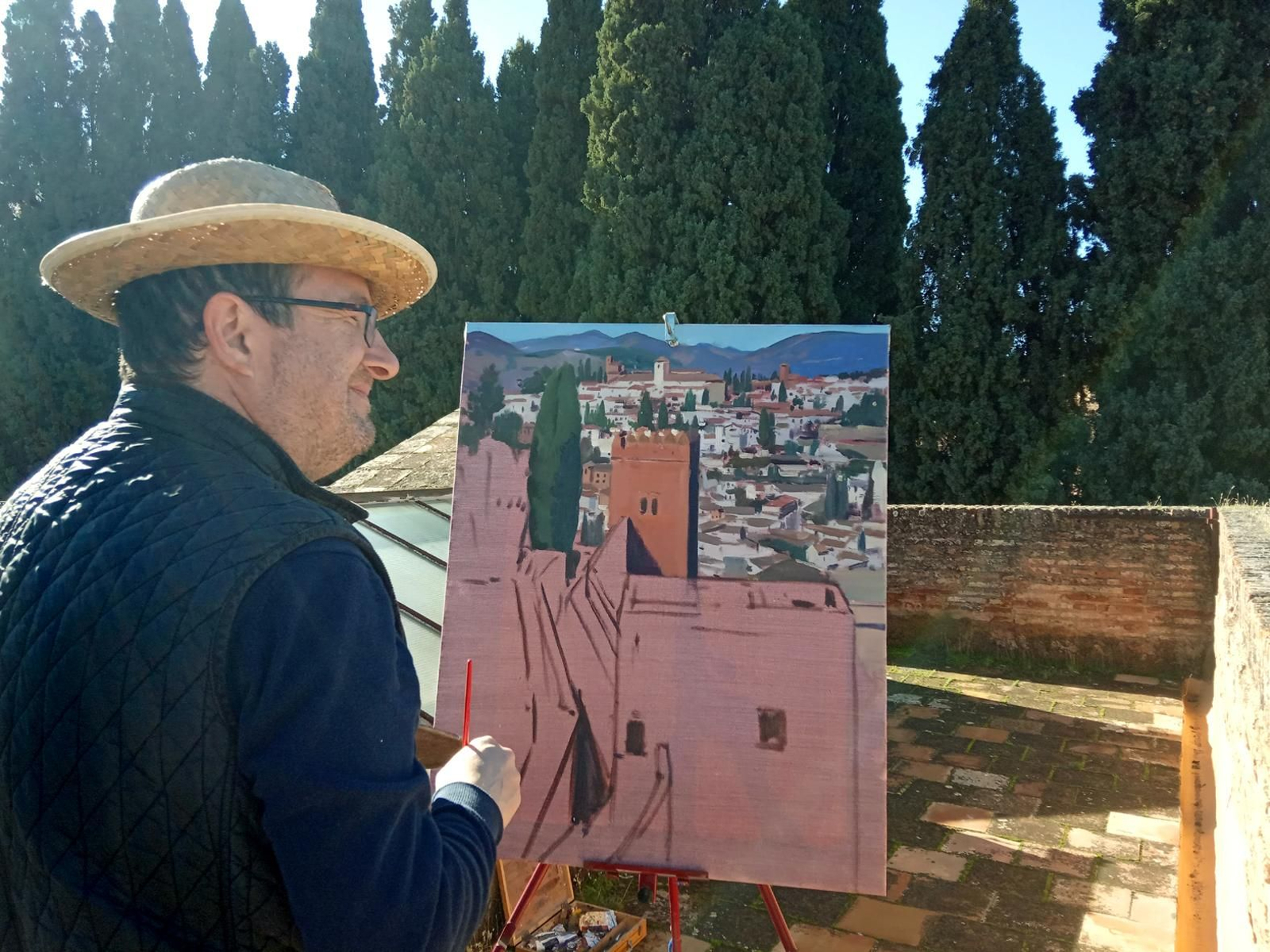 Andrés García Ibáñez la semana pasada pintando en la Alhambra de Granada.