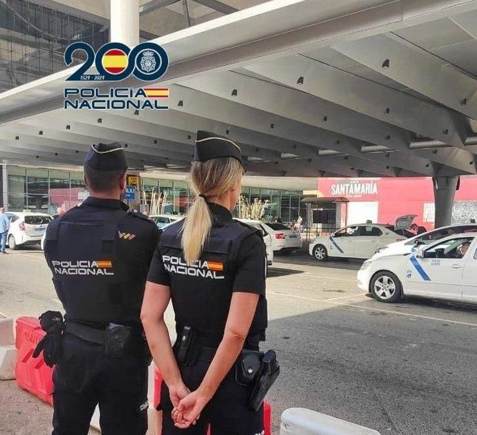Agentes de la Policía Nacional en el aeropuerto de Málaga. Agentes de la Policía Nacional en el aeropuerto de Málaga.