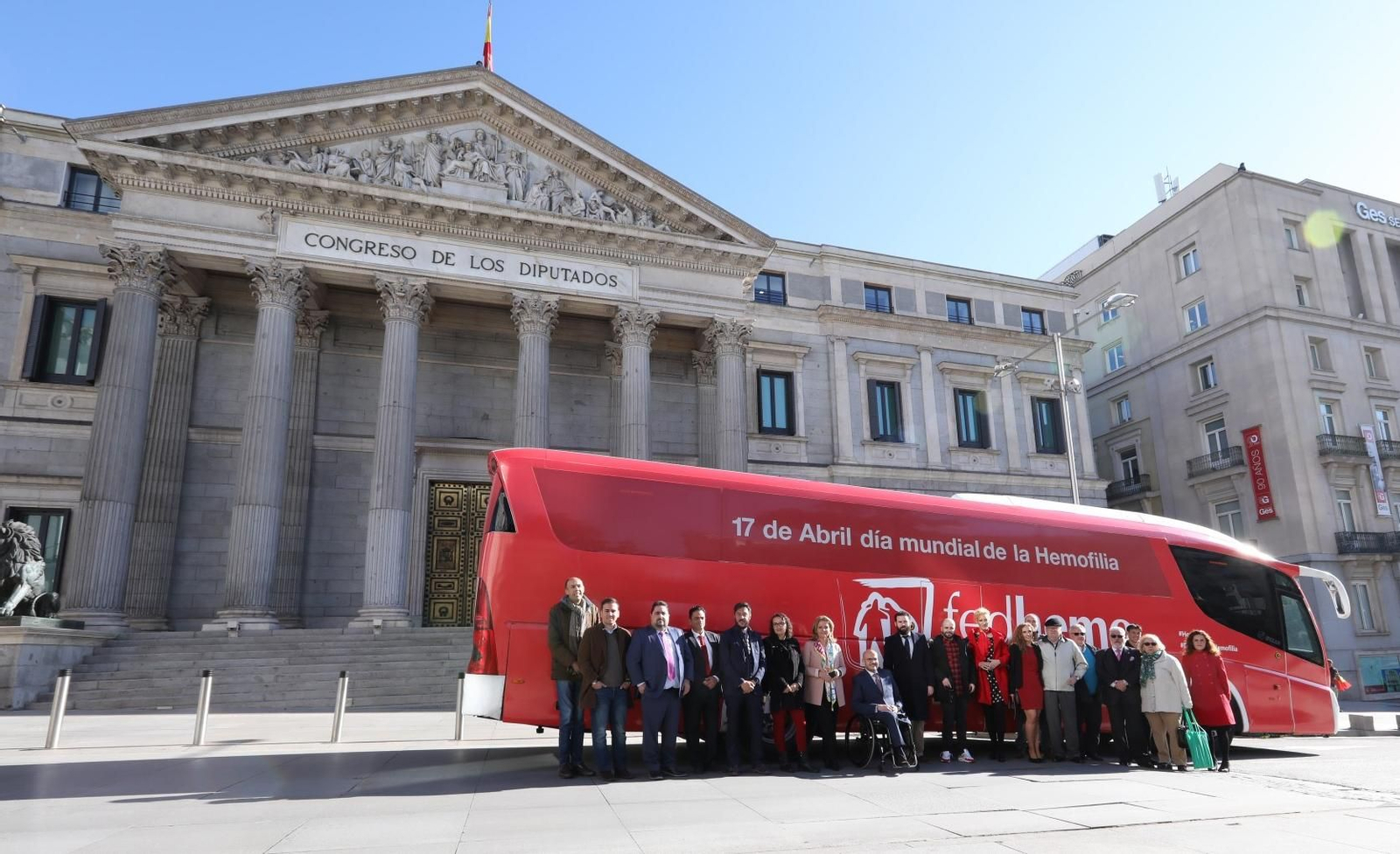 Miembros de la Fedhemo junto al bus informativo con el que han visitado varias sedes institucionales.
