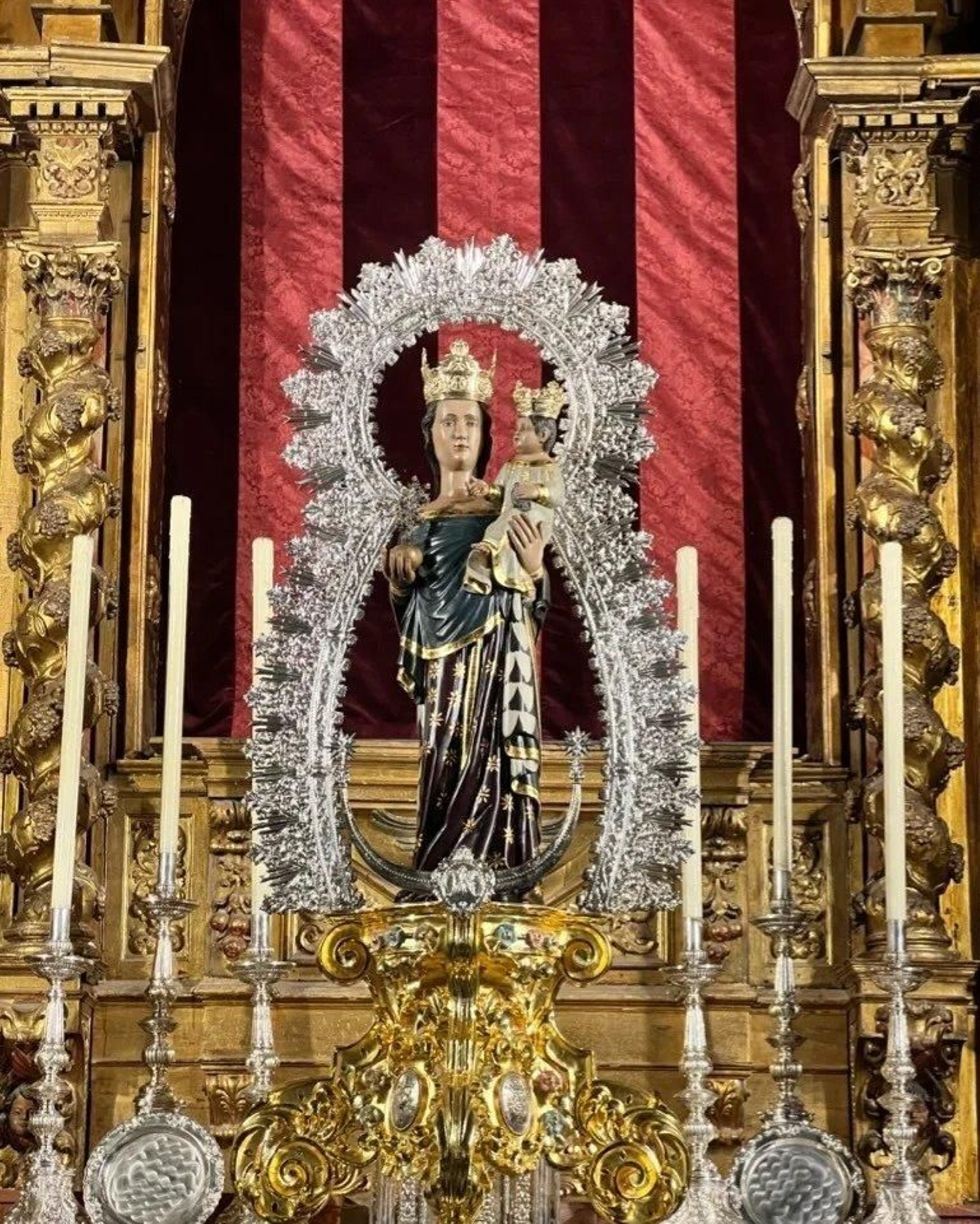 La Hiniesta preside desde 1674 el retablo mayor de San Julián