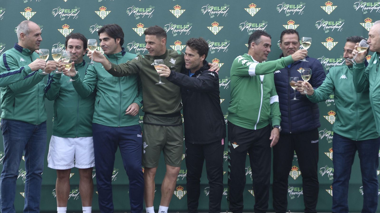 Joaquín, entre Haro y Rubi, durante el brindis de ayer.