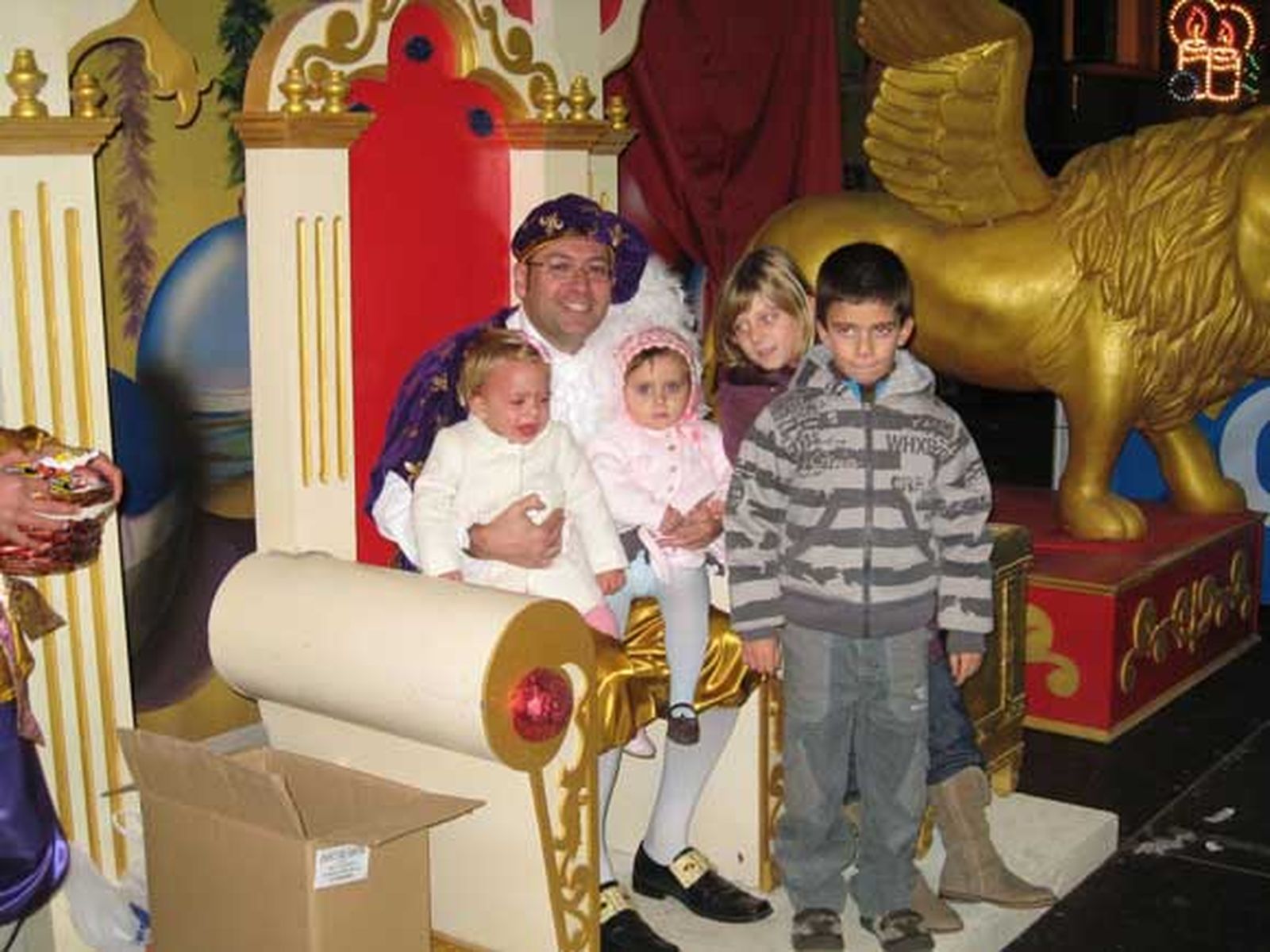 El Paje Real finaliza su misión en Cádiz tras haber recogido las cartas que los niños han redactado para los Reyes Magos.