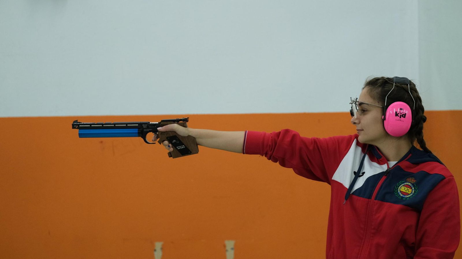 Ana Castillo se dispone a disparar durante una sesión de entrenamiento en el Pabellón Paco Navarro de Huércal de Almería.