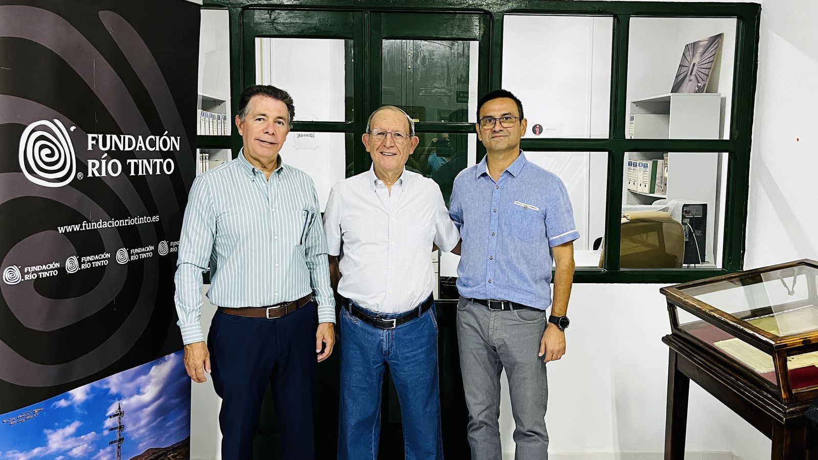 Pedro Real posando, junto al director general de la Fundación y el director del Archivo Histórico, bajo el rótulo con su nombre que desde hoy luce en la sala de Investigadores.