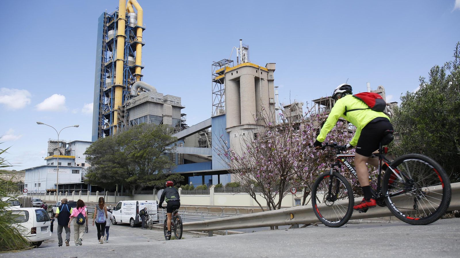 La fábrica de La Araña lleva 17 años dando de qué hablar a los vecinos de la zona.