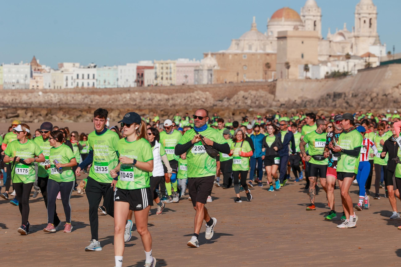 Búscate en las fotos de la XI Carrera en Marcha Contra el Cáncer de Cádiz