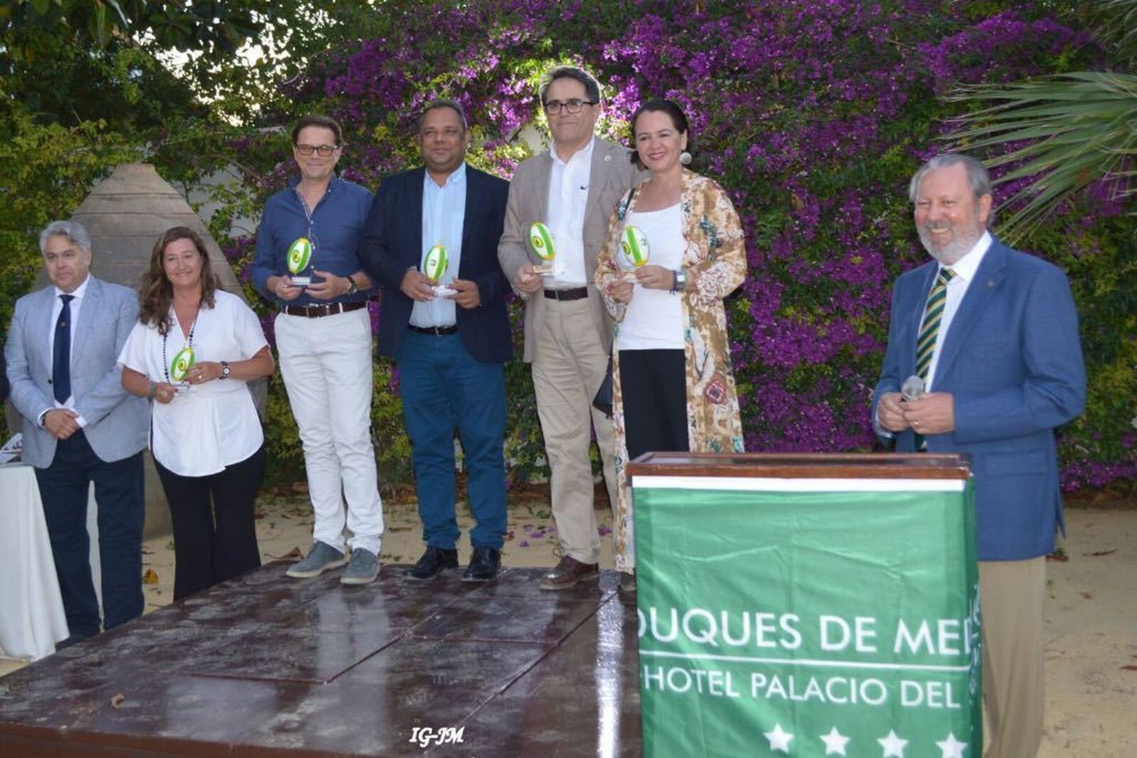 Los representantes de las empresas colaboradoras que fueron reconocidas, junto a responsables del club.