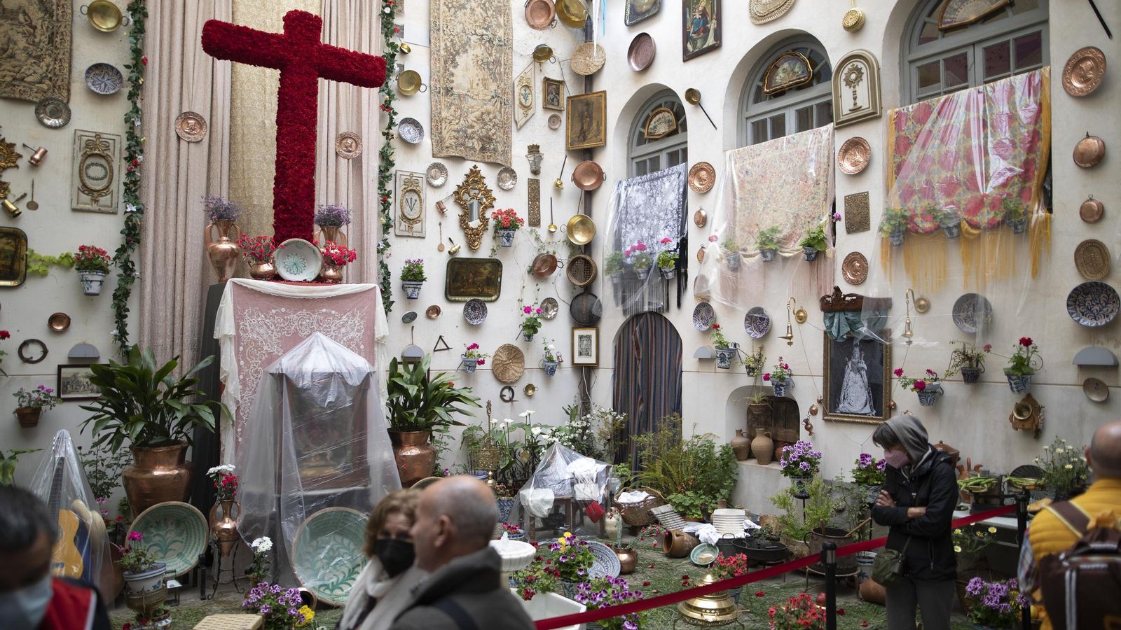 La cruz de la Archicofradía de Nuestra Señora del Rosario
