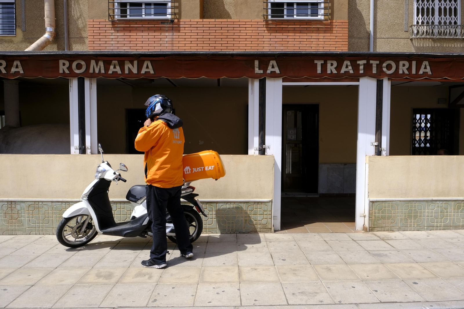 Fotogalería de la Pizzeria La Trattoria, 20 años de vida. Almería