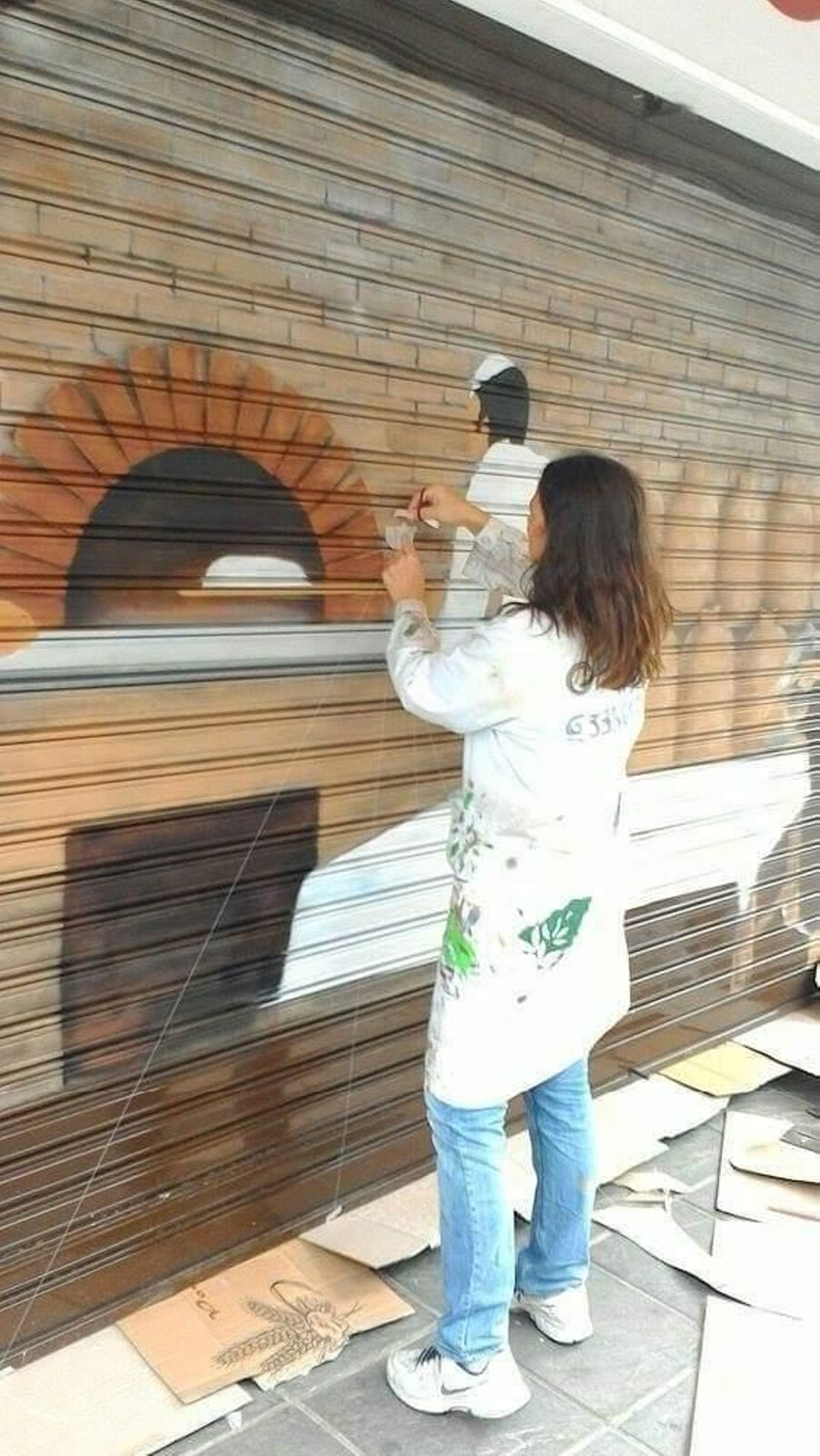 Alexandra del Bene durante unos de sus trabajos de arte urbano.