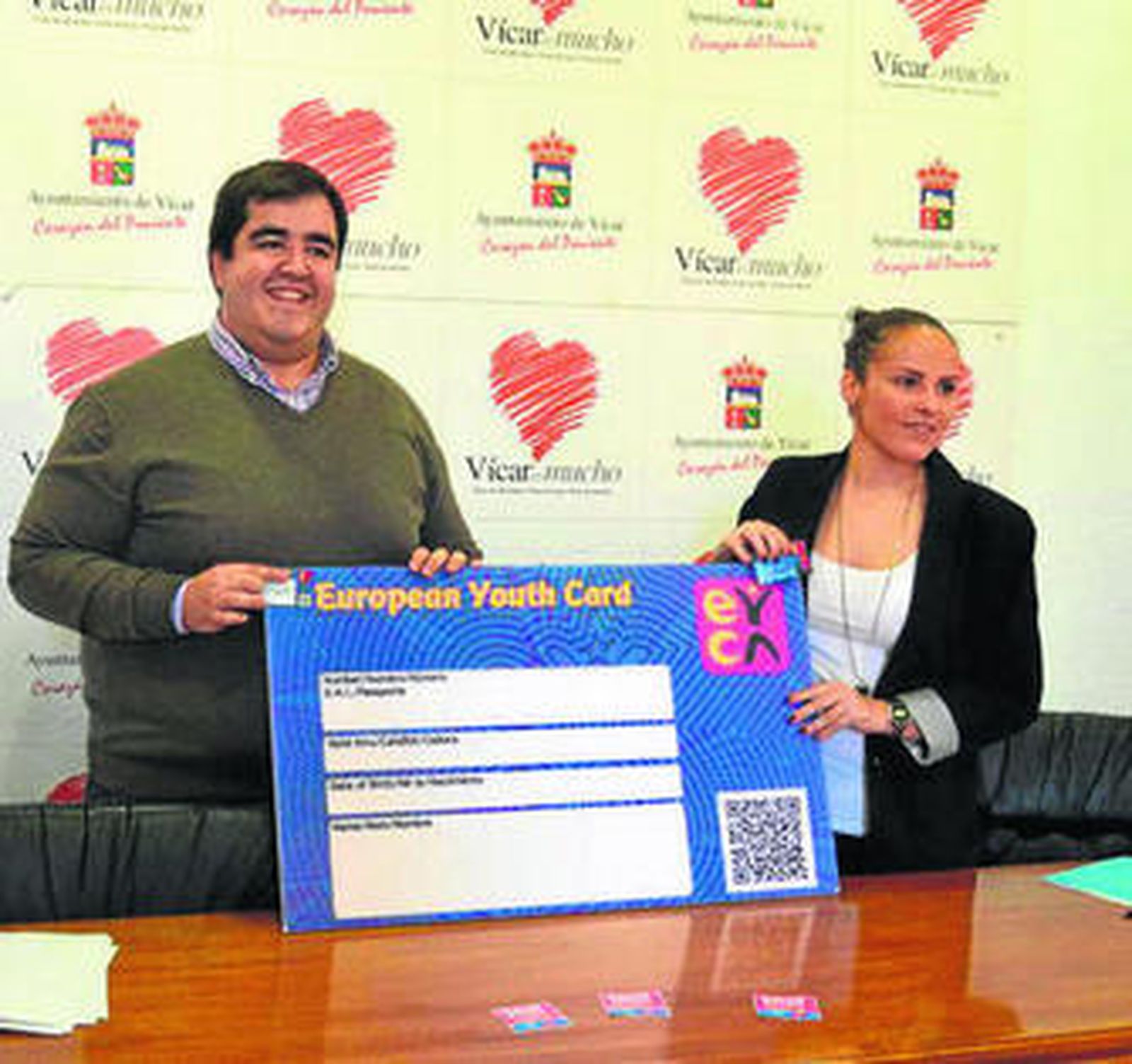 El coordinador del IAJ, Ramón Soto, junto a Almudena Jiménez, concejal de Juventud de Vícar.