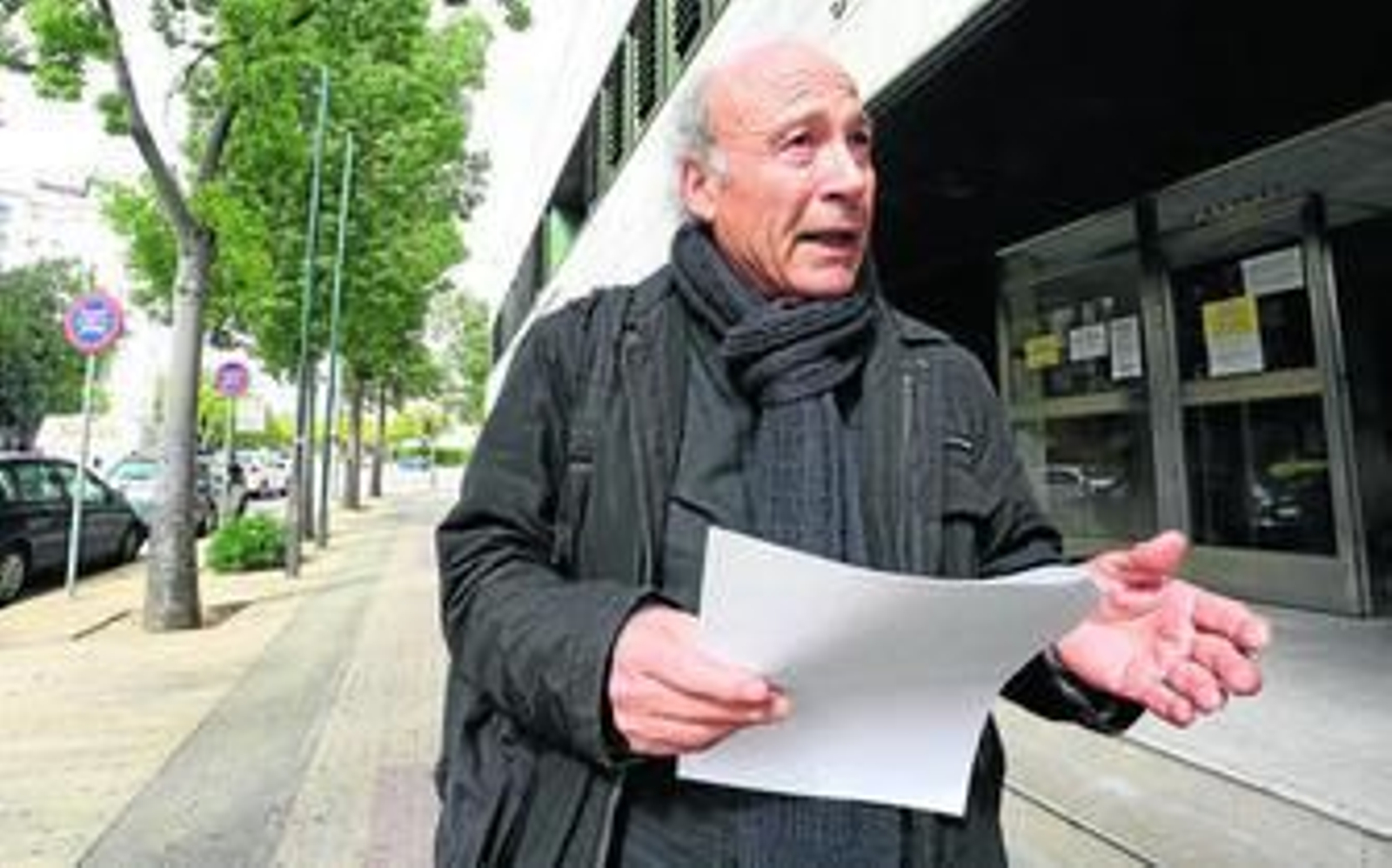 Francisco Holgado, ayer, ante los Juzgados de Jerez minutos después de conocer la noticia de que el caso queda cerrado.