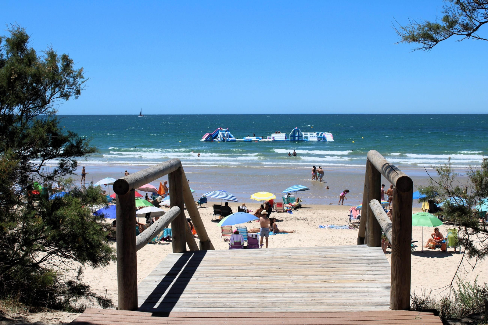 Atracción acuática en la plata de Costa Ballena, Rota..JPG Atracción acuática en la plata de Costa Ballena, Rota..JPG