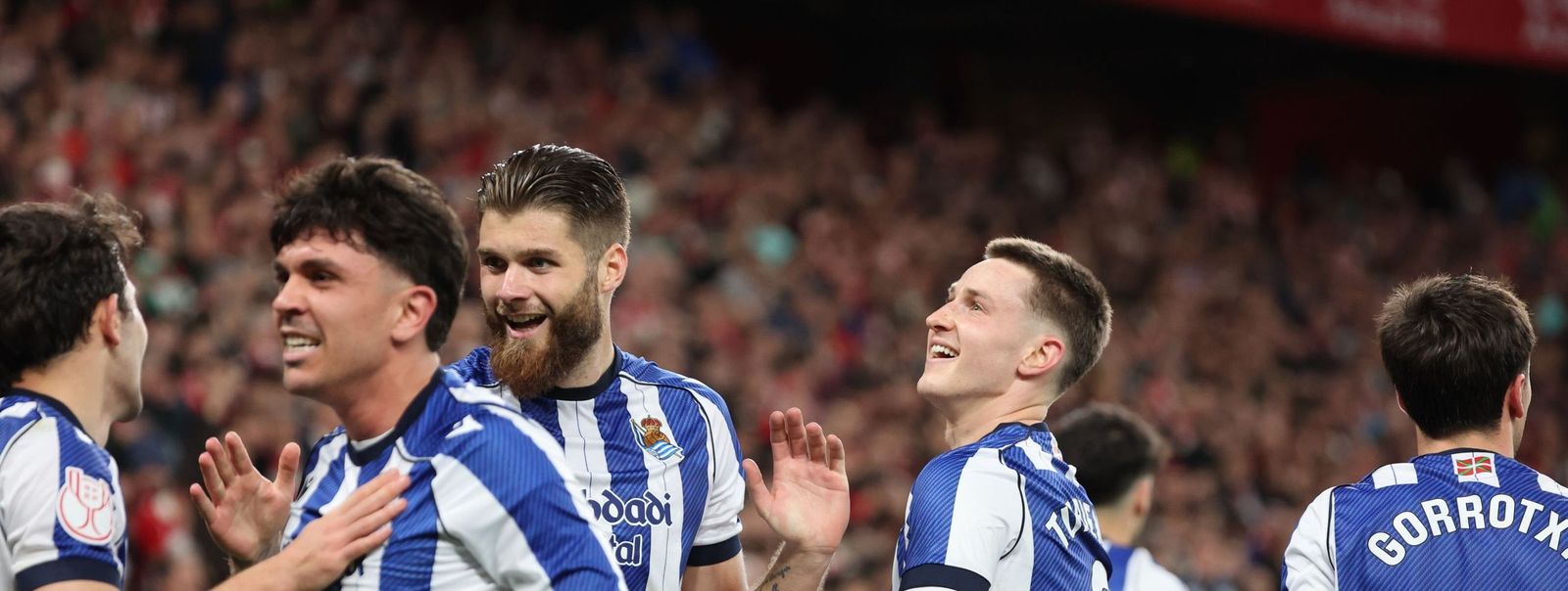 Turrientes celebra con sus compañeros el gol realista.