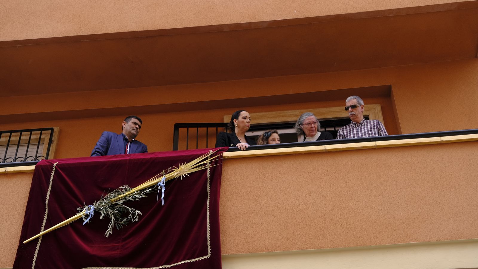 La Procesión de Los Ángeles de sobrepuso a la lluvia, en imágenes