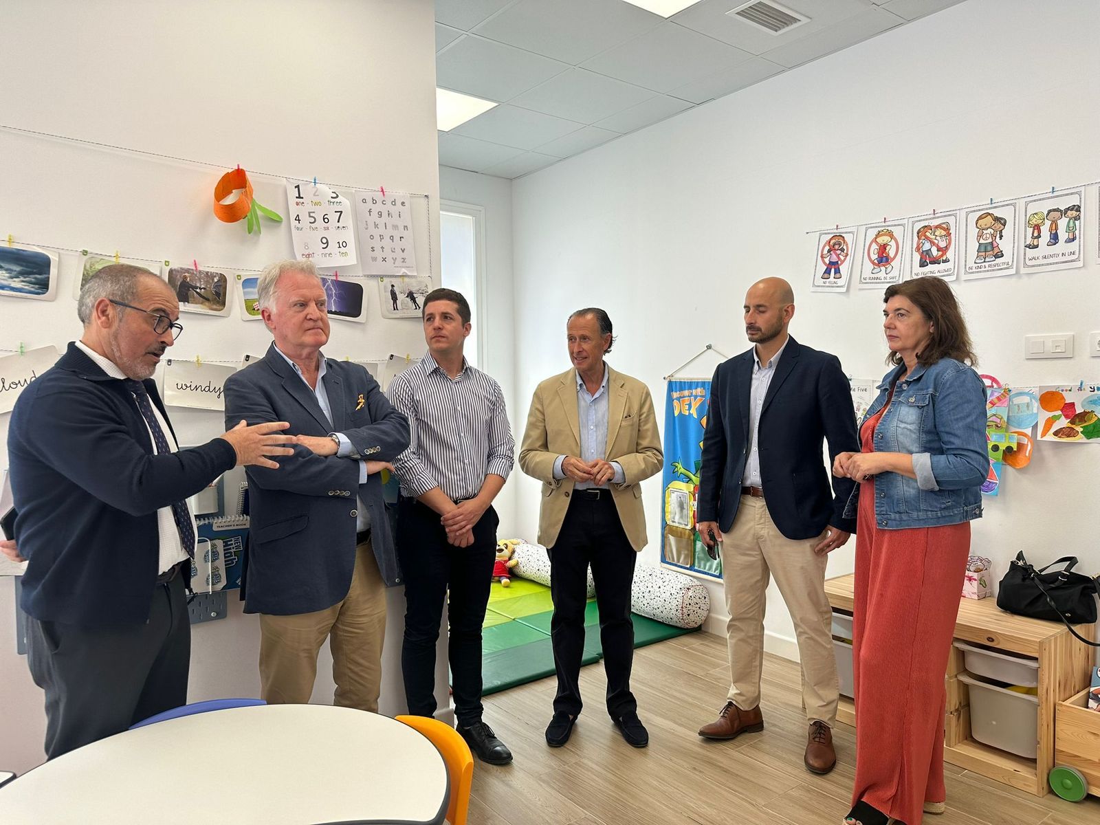 El alcalde de la ciudad, José María Román, visita las instalaciones de la Escuela Superior de Idiomas, situadas en la calle Sor Ángela de la Cruz.