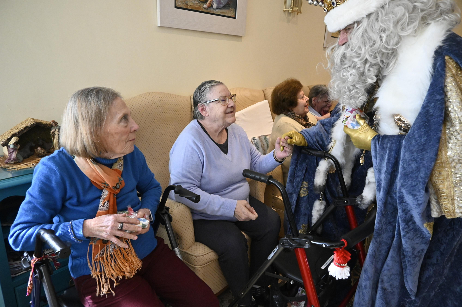 Visita de los Reyes Magos a los ancianos de los asilos de Huelva, en imágenes