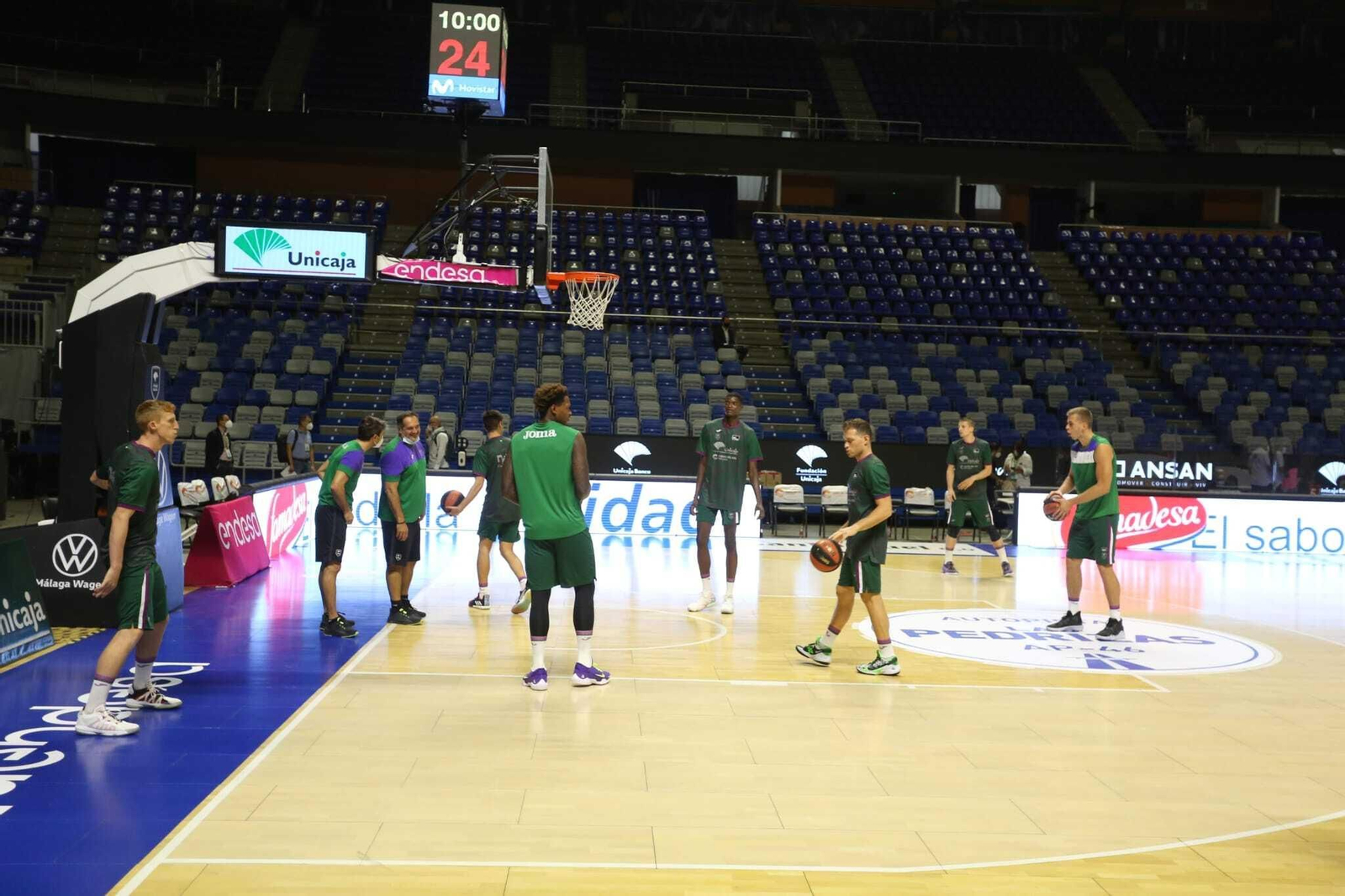 Así luce el Martín Carpena sin su afición en los prolegómenos de la visita del Barcelona