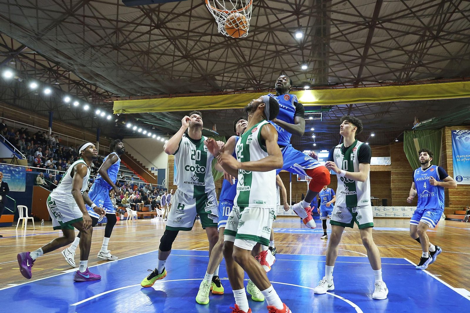 Chabi Yo, suspendido en el aire tras anotar una canasta.